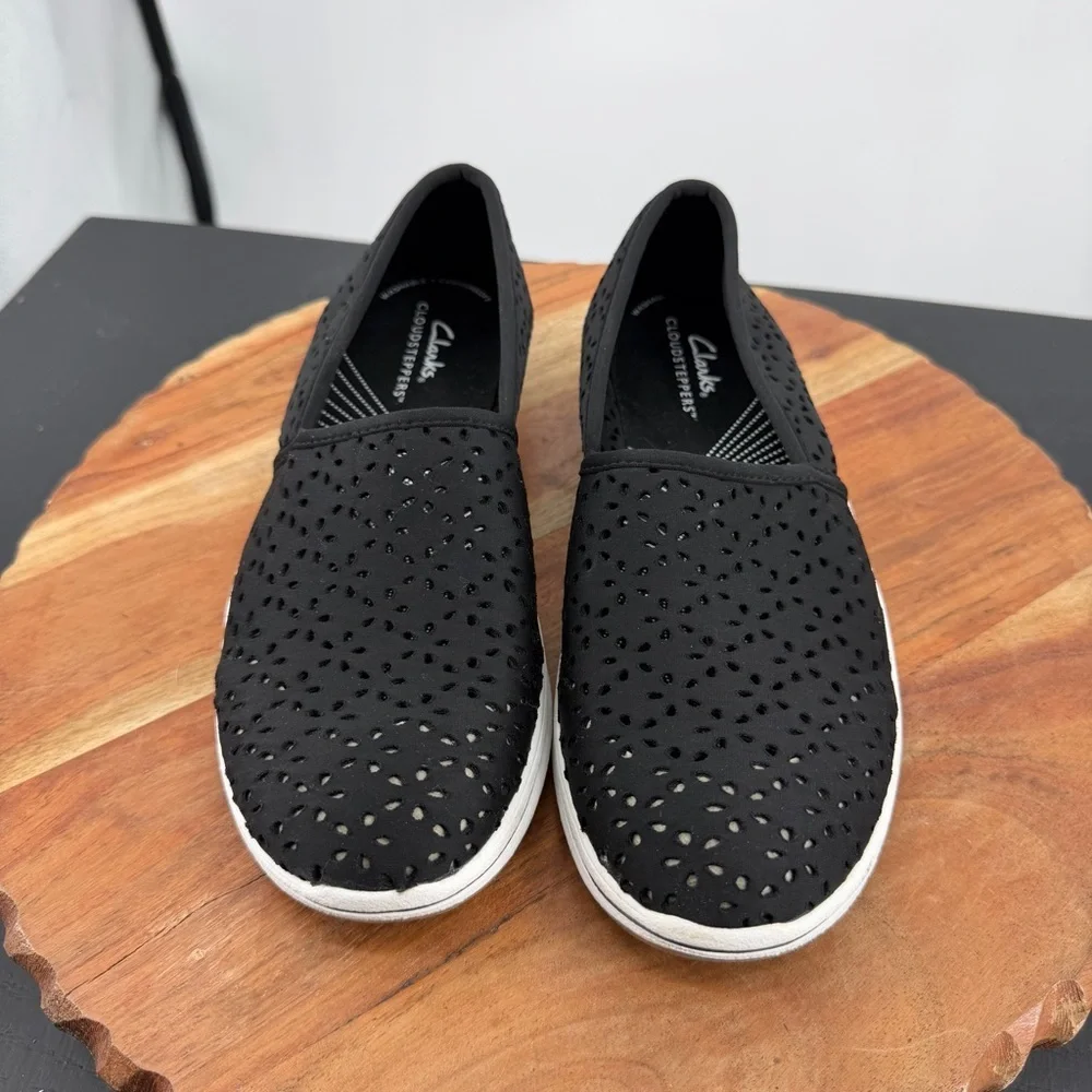 Clarks Cloudsteppers Breeze Emily slip-on shoe perforated design white sole sz 7